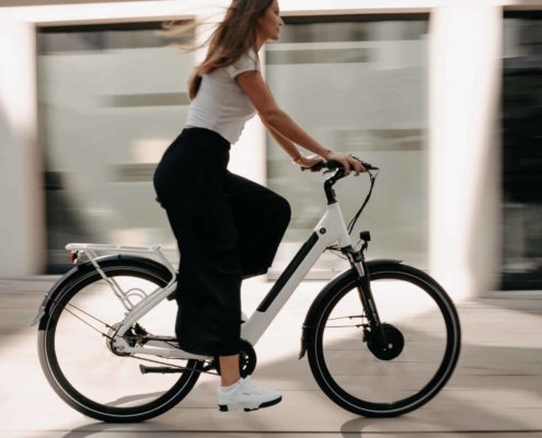 E Bike Gewicht - Frau auf eBike